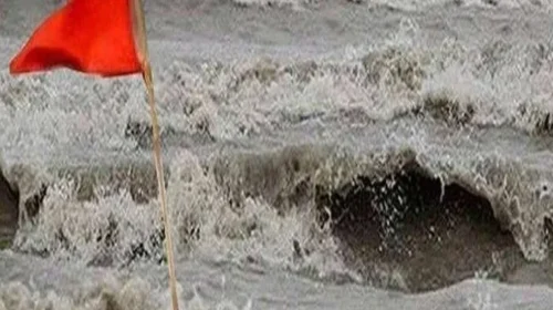 উপকূলে ভারী বৃষ্টির শঙ্কা: ৪ বন্দরে ৩ নম্বর সতর্ক সংকেত বহাল