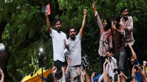 শিক্ষামন্ত্রীর পদত্যাগের পর ভারতে ‘তেলাপোকা’ আন্দোলন স্থগিত