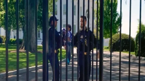 হোয়াইট হাউসের নিরাপত্তা বেষ্টনী গলে ভেতরে ঢুকল হামাগুড়ি দেওয়া শিশু