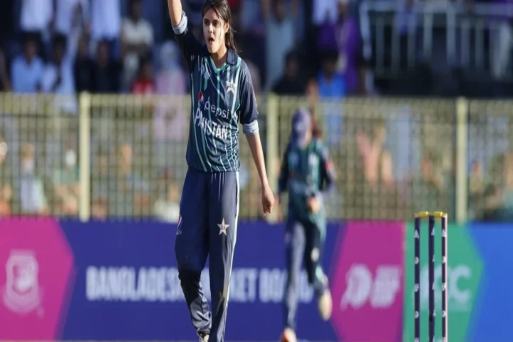 আন্তর্জাতিক ক্রিকেট থেকে অবসর নিলেন পাকিস্তানের আইমান আনোয়ার