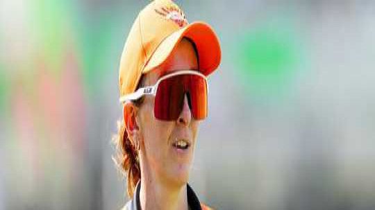 ইংলিশ গ্রীষ্মের শেষে পেশাদার ক্রিকেট থেকে অবসরে কেট ক্রস