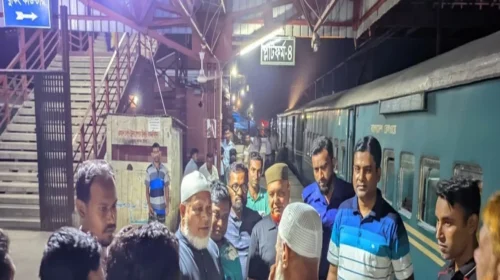 ঈশ্বরদী জংশনে দাঁড়িয়ে থাকা ট্রেনে ইঞ্জিনের ধাক্কা, আহত ১৫