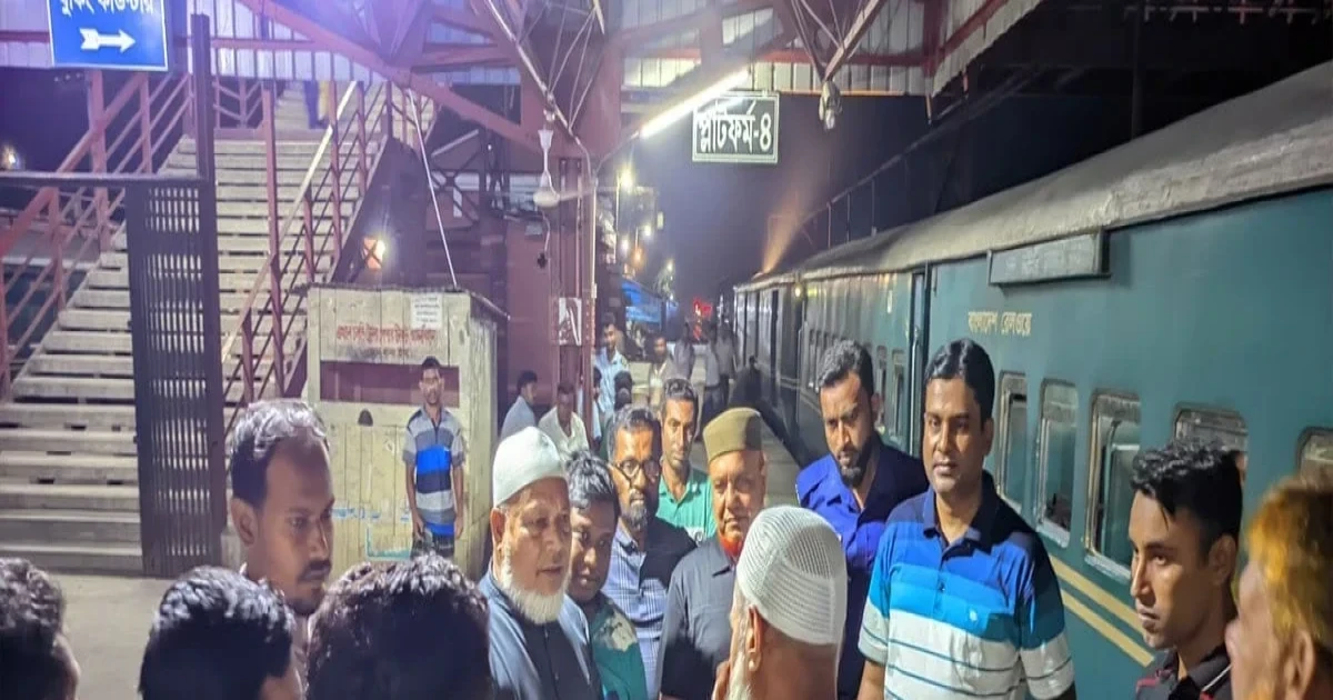 ঈশ্বরদী জংশনে দাঁড়িয়ে থাকা ট্রেনে ইঞ্জিনের ধাক্কা, আহত ১৫