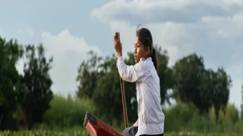 কম্বোডিয়ার ভাসমান গ্রামের শিক্ষার্থীদের স্কুলে যাতায়াতের চ্যালেঞ্জ