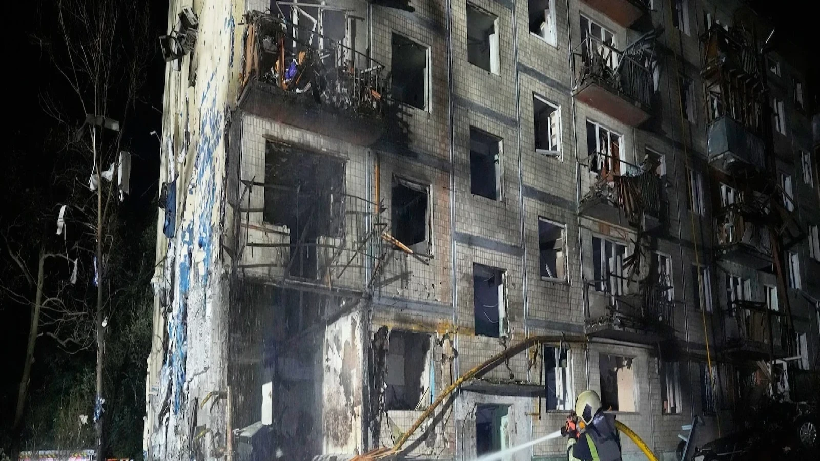 কিয়েভে রাশিয়ার ভয়াবহ ক্ষেপণাস্ত্র ও ড্রোন হামলা, নিহত অন্তত ৯