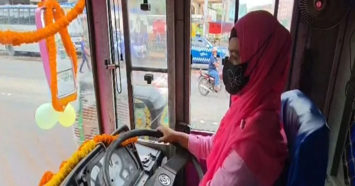 গণপরিবহনে নারীর নিরাপত্তা: ‘পিংক বাস’ কতটা সমাধান?