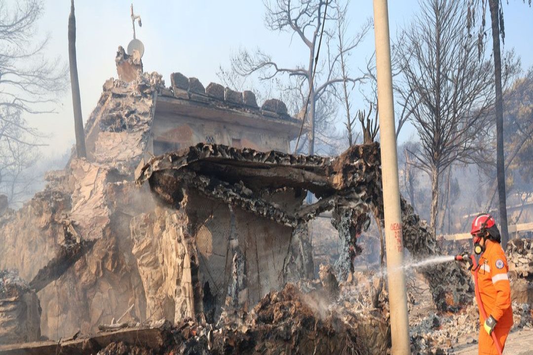 গ্রিসের সালামিনা দ্বীপে ভয়াবহ দাবানল, দম্পতিসহ নিহত ২