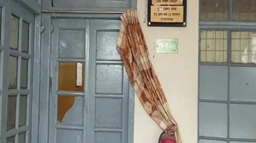 চাঁপাইনবাবগঞ্জে বিচারকের অপসারণ দাবিতে বিক্ষোভ ও এজলাসে ভাঙচুর