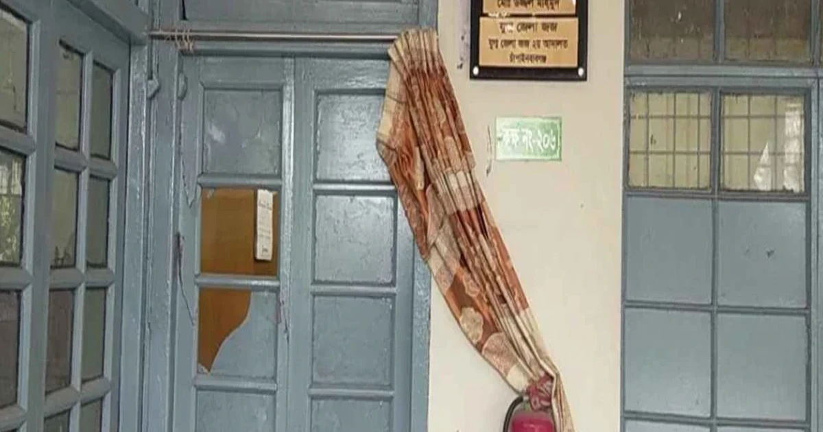 চাঁপাইনবাবগঞ্জে বিচারকের অপসারণ দাবিতে বিক্ষোভ ও এজলাসে ভাঙচুর