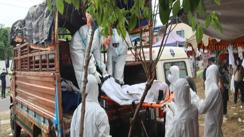 নেপালের বন্যায় বিপর্যয়: অজ্ঞাত লাশের গণকবর নিয়ে বিতর্ক