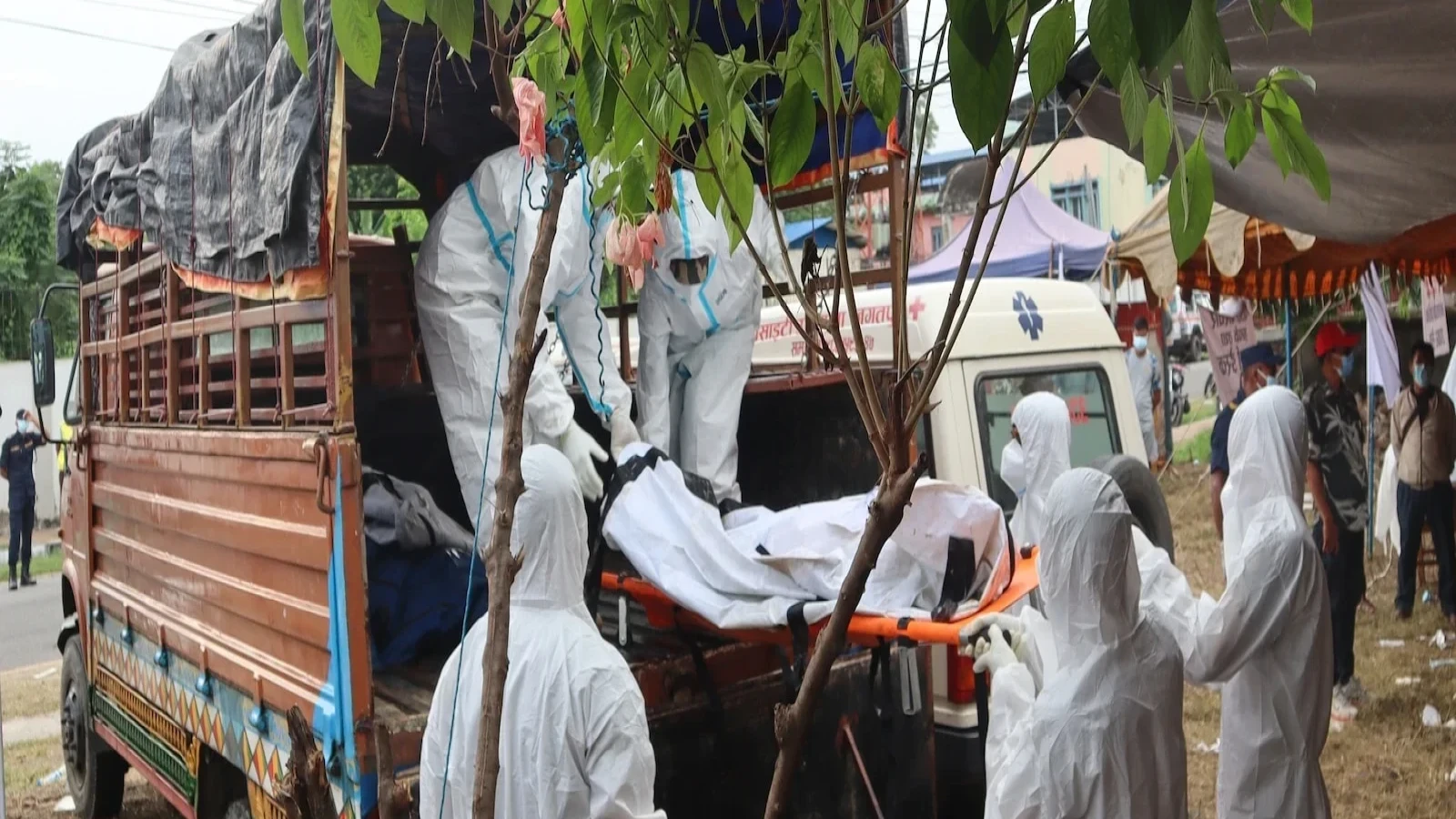 নেপালের বন্যায় বিপর্যয়: অজ্ঞাত লাশের গণকবর নিয়ে বিতর্ক