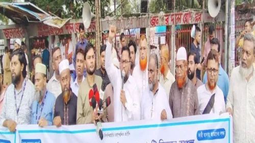 বিদ্যুৎ বিতরণ অঞ্চল বেসরকারিকরণের প্রতিবাদে শ্রমিকদের মানববন্ধন