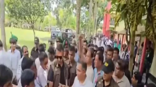 শিশুদের ডাকে সাড়া দিয়ে বিদ্যালয়ে ছুটে গেলেন প্রধানমন্ত্রী তারেক রহমান