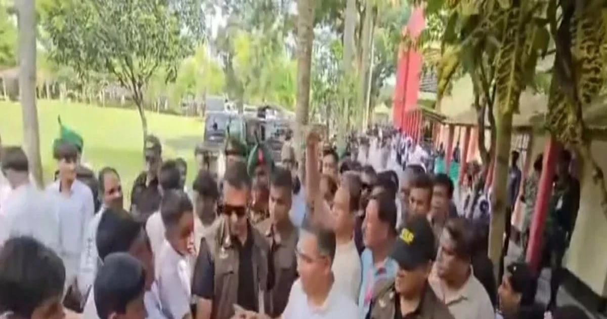শিশুদের ডাকে সাড়া দিয়ে বিদ্যালয়ে ছুটে গেলেন প্রধানমন্ত্রী তারেক রহমান
