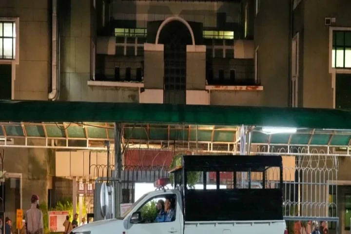 সুপ্রিম কোর্টের নির্দেশে হাসপাতালে নেওয়া হলো ইমরান খানকে