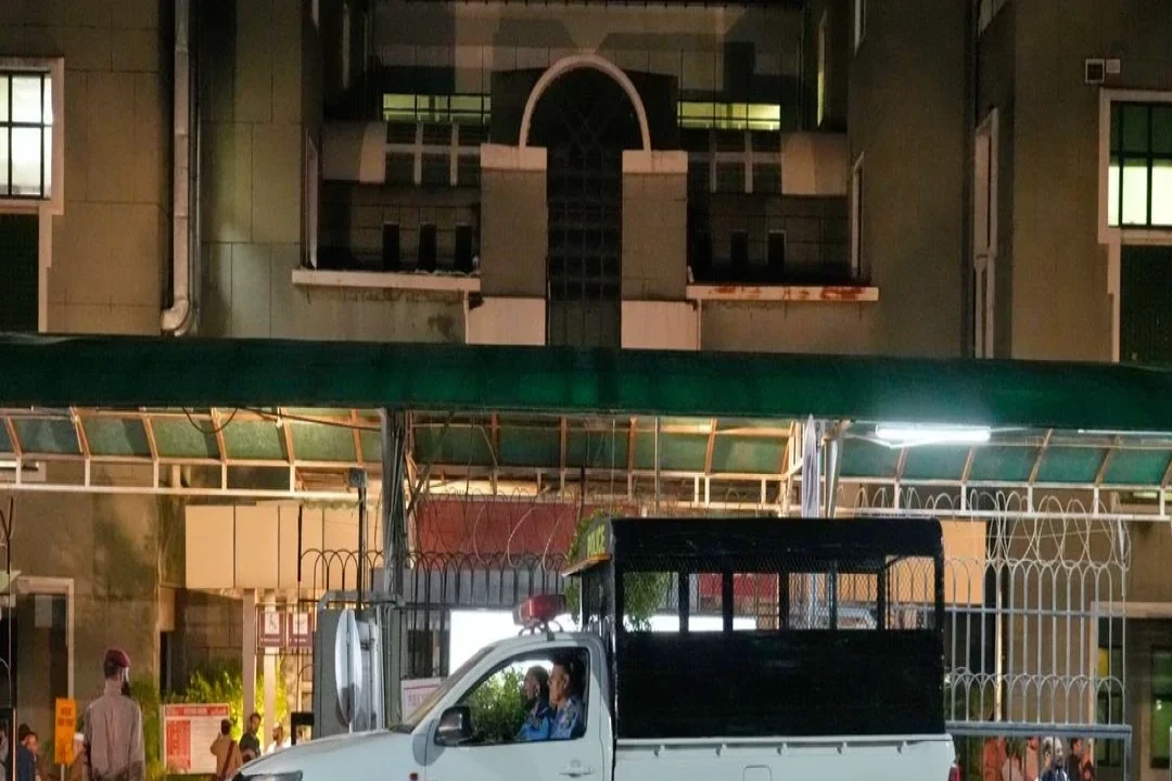 সুপ্রিম কোর্টের নির্দেশে হাসপাতালে নেওয়া হলো ইমরান খানকে