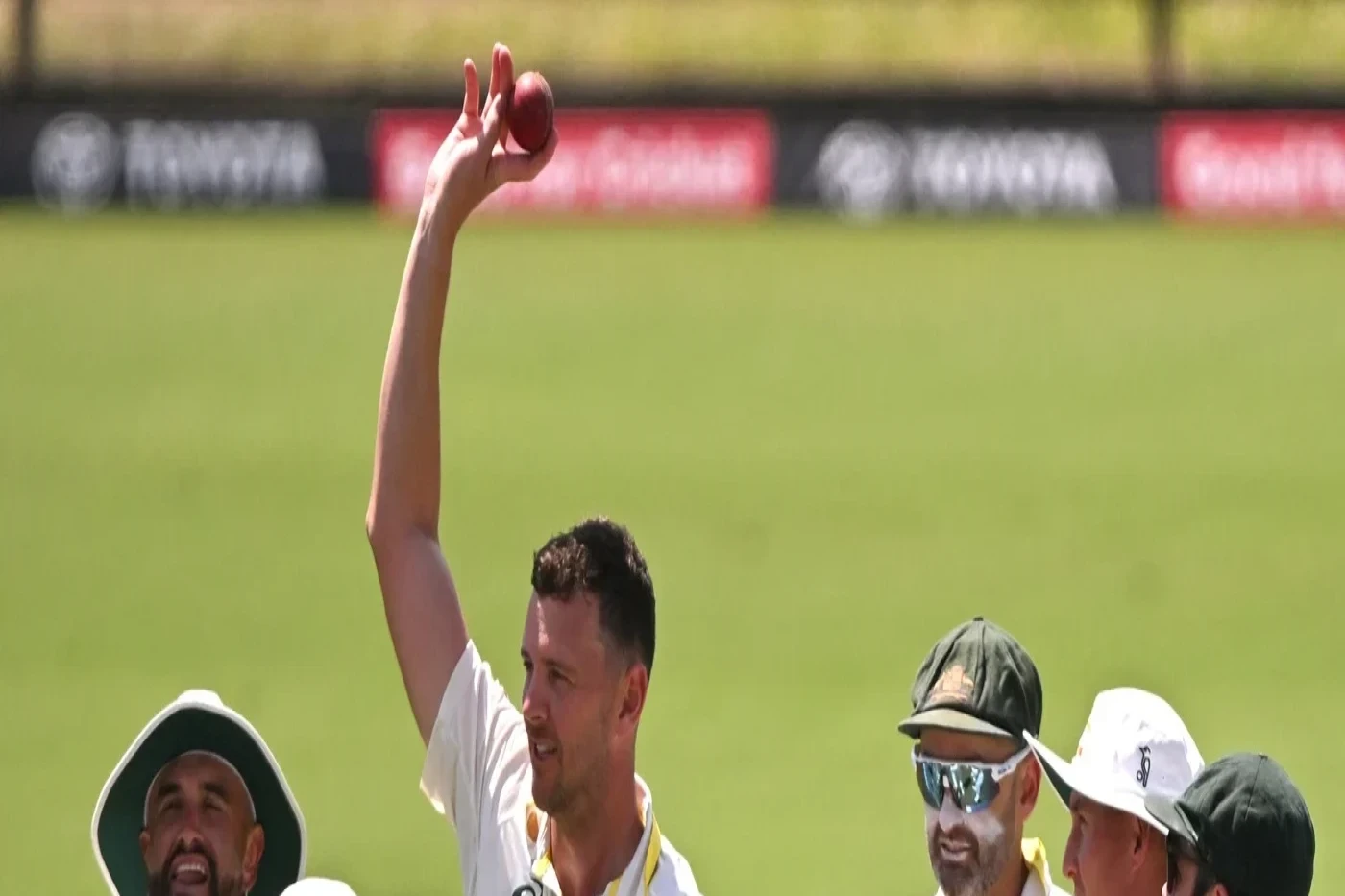 ৩০০ টেস্ট উইকেটের মাইলফলকে জশ হ্যাজলউড, বাংলাদেশের বিপক্ষে ৬ উইকেট শিকার