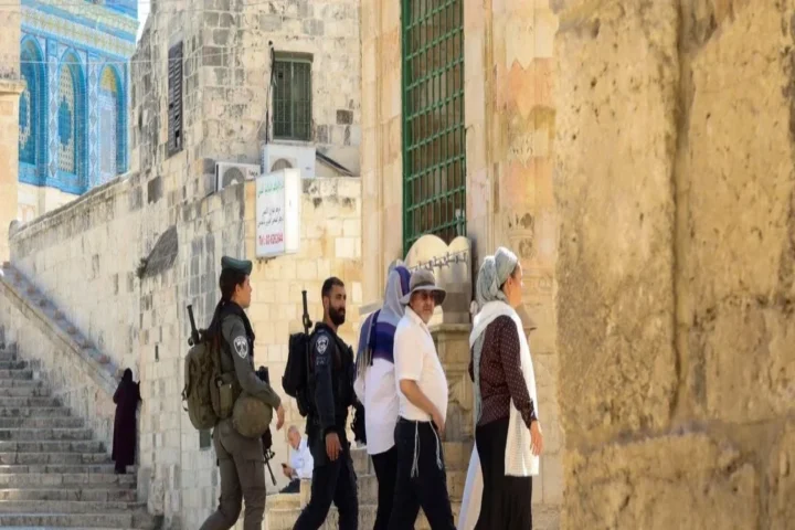 আল-আকসায় ৬০০ অবৈধ বসতি স্থাপনকারীর অনুপ্রবেশ, ফিলিস্তিনিদের প্রবেশে বাধা