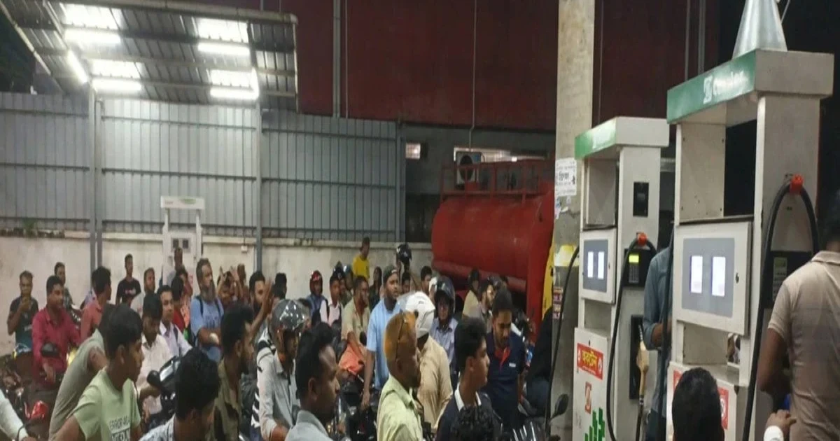 জ্বালানি তেলের দাম বাড়ায় মধ্যরাতে পাম্পে চরম উত্তেজনা ও হাতাহাতি