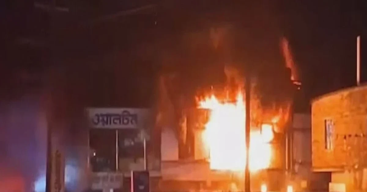 টেকনাফের হ্নীলা বাজারে ভয়াবহ আগুন, ৩০ কোটি টাকার ক্ষতি