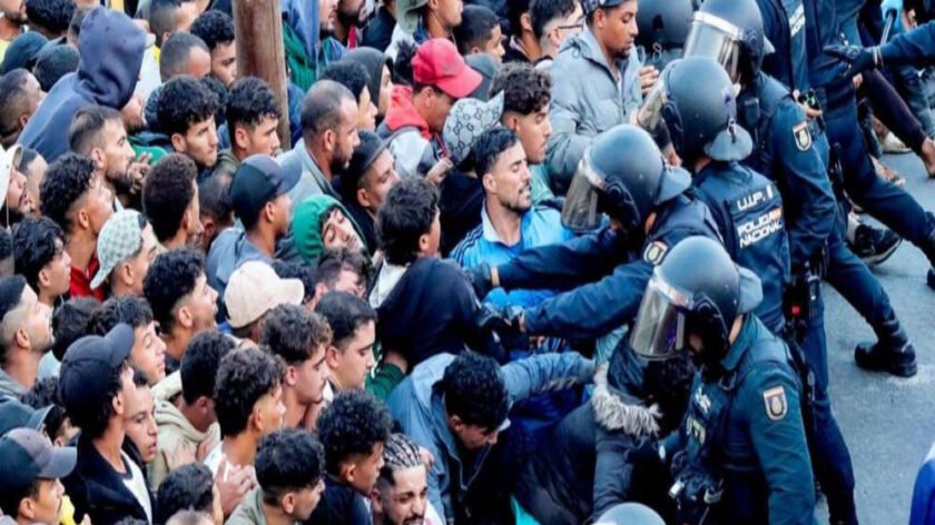 সেউতায় সৈকত থেকে অভিবাসীদের সরাতে স্প্যানিশ পুলিশের অভিযান, শূন্যে গুলি