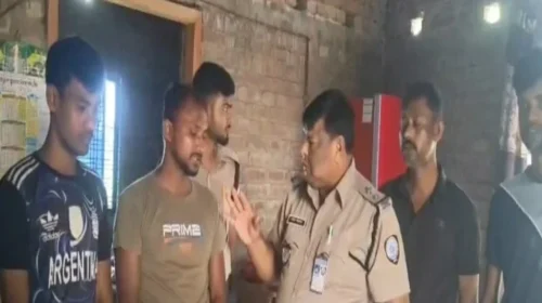 ঈশ্বরদীতে মাদক সেবনকালে তাঁতীদল নেতা ও ভাড়াটিয়া আটক