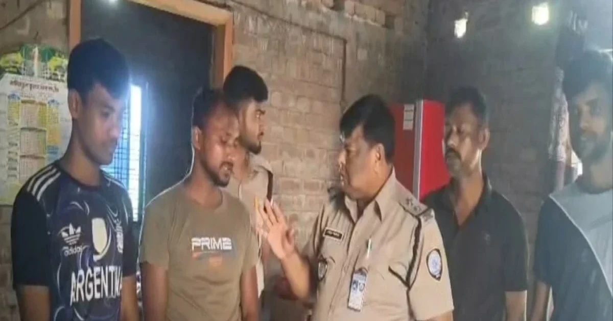 ঈশ্বরদীতে মাদক সেবনকালে তাঁতীদল নেতা ও ভাড়াটিয়া আটক