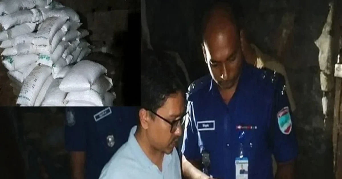 দামুড়হুদায় অবৈধ সার মজুত, ১৫০০ বস্তা জব্দ করে গোডাউন সিলগালা