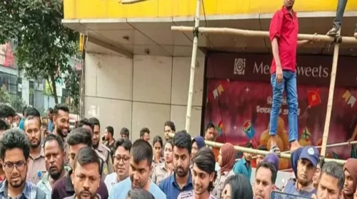 ধানমন্ডিতে মানববন্ধনে পুলিশের বাধা, আটক ১