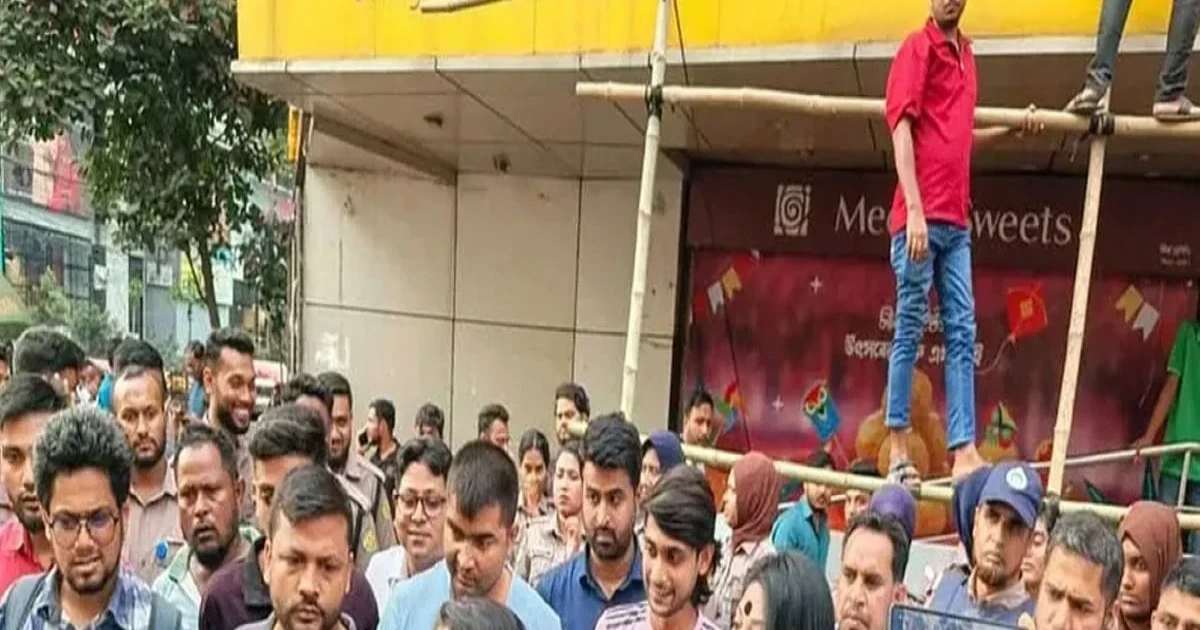 ধানমন্ডিতে মানববন্ধনে পুলিশের বাধা, আটক ১