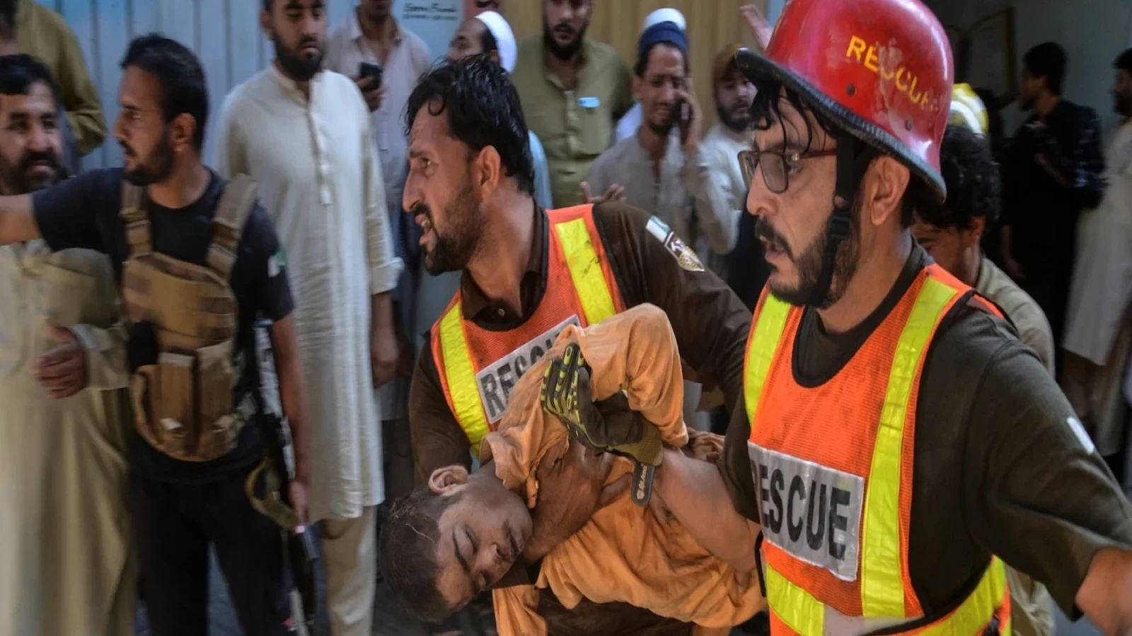 পাকিস্তানের পেশোয়ারে স্কুল ছাদ ধসে ৩৪ শিশুসহ নিহত ৩৫