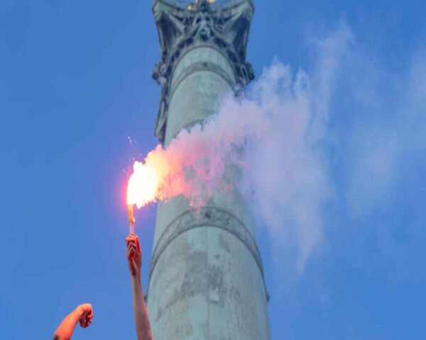 ফরাসি শিক্ষার্থীদের মতো কেন রাজপথে নামেন না ব্রিটেনের তরুণরা?