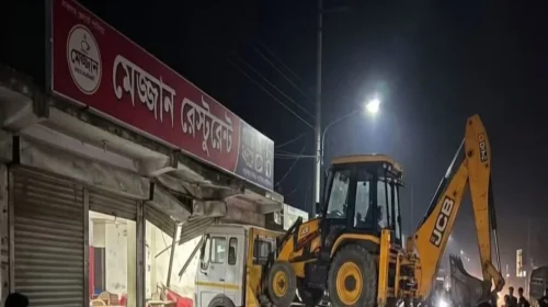 লাকসামে নিয়ন্ত্রণ হারিয়ে হোটেলে লরি, রেলপথে তিন ঘণ্টা অচলাবস্থা
