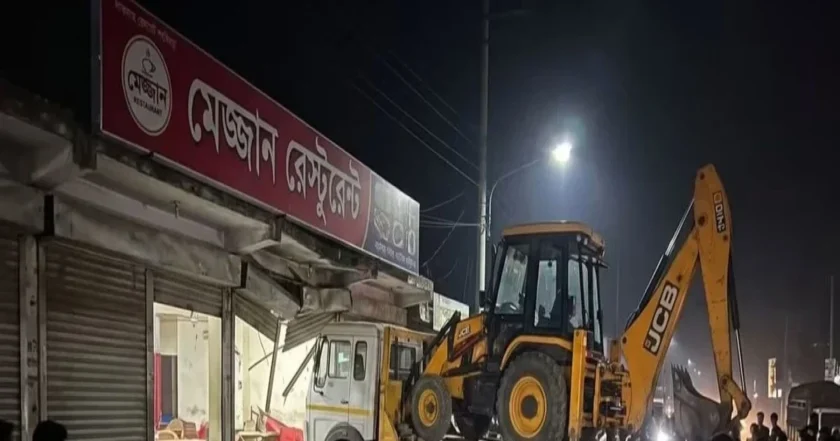 লাকসামে নিয়ন্ত্রণ হারিয়ে হোটেলে লরি, রেলপথে তিন ঘণ্টা অচলাবস্থা